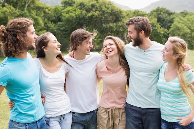 Jeunes amis dans le parc