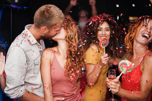 Jeunes amis dansant à la fête privée à la maison - Des gens heureux s'amusant à écouter de la musique la nuit