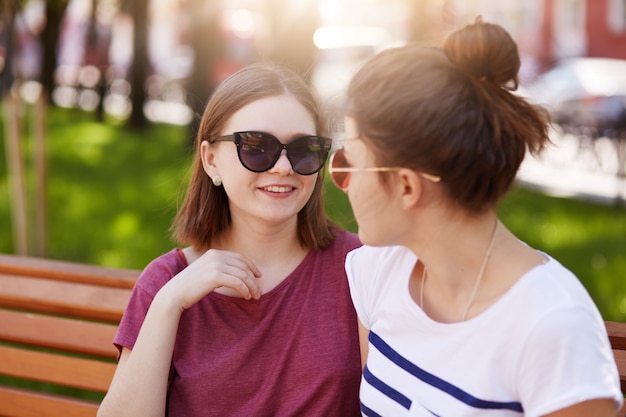 Les jeunes amis du sein ont une discussion longue et intéressante ensemble après ne pas se voir