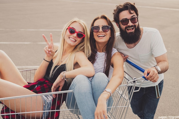 Jeunes amis fous avec panier