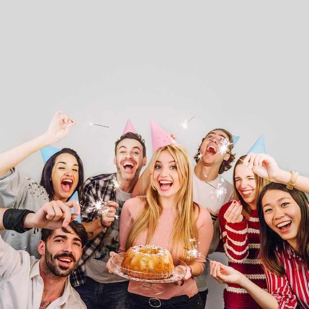 Photo jeunes amis avec gâteau d'anniversaire