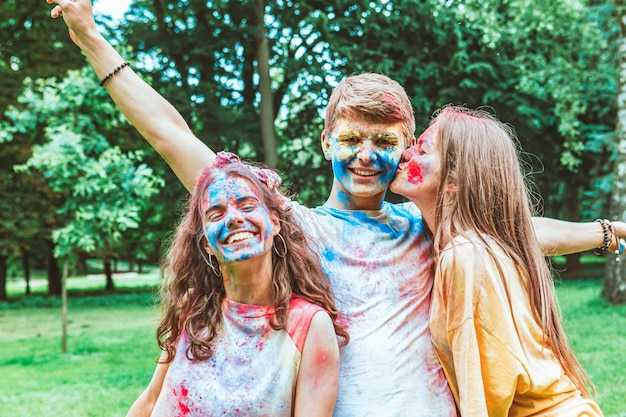 Jeunes amis heureux au festival holi