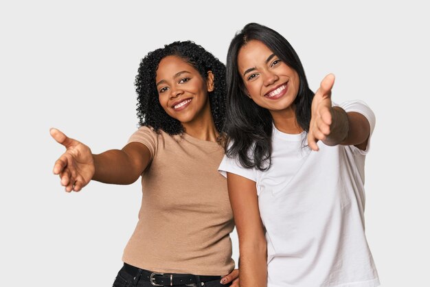 De jeunes amis latins dans le studio montrent une expression de bienvenue