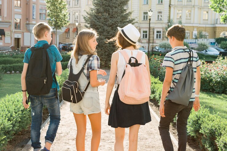 Jeunes amis marchant dans la ville