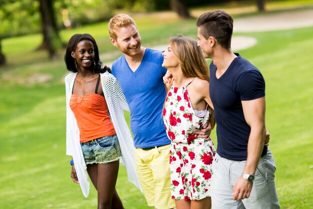 Photo jeunes amis multiraciales dans le parc