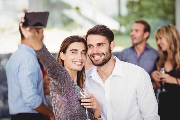 Jeunes amis prenant selfie à la fête