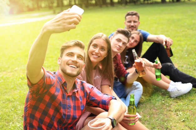 Jeunes amis prenant selfie pendant le pique-nique barbecue.