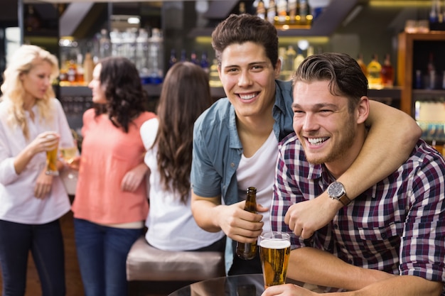 Jeunes amis prenant un verre ensemble