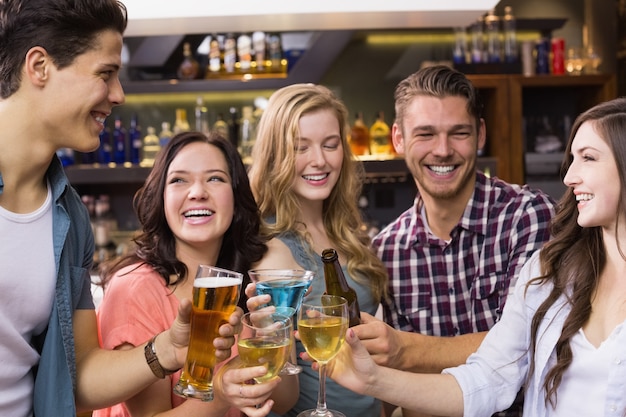 Jeunes amis prenant un verre ensemble