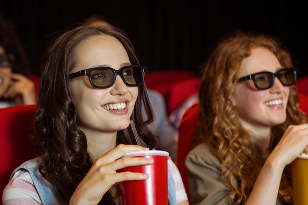 Jeunes amis en regardant un film en 3d