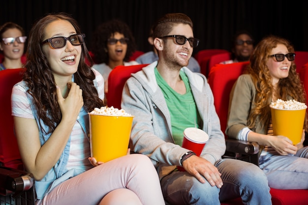 Jeunes amis en regardant un film en 3d