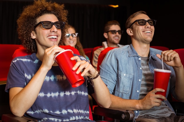 Jeunes amis en regardant un film en 3d