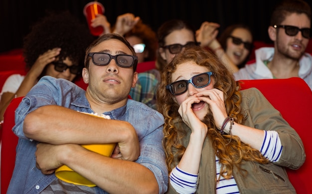 Jeunes amis en regardant un film en 3d