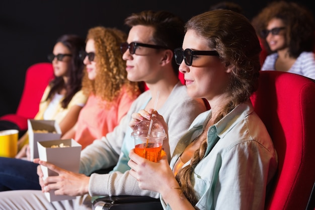 Jeunes amis en regardant un film en 3d