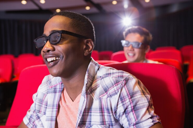 Jeunes amis en regardant un film en 3d