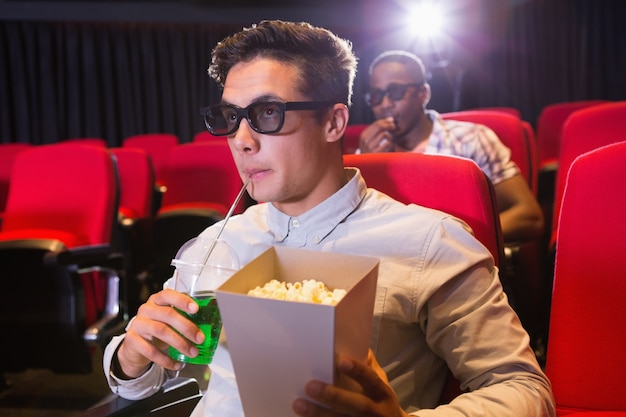 Jeunes amis en regardant un film en 3d