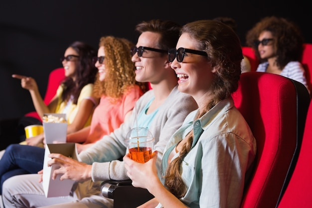 Jeunes amis en regardant un film en 3d