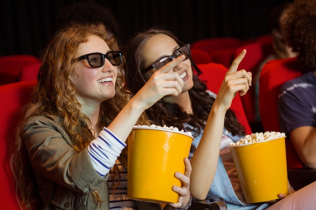 Jeunes amis en regardant un film en 3d