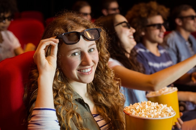 Jeunes amis en regardant un film en 3d