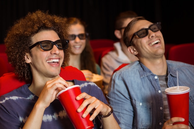 Jeunes amis en regardant un film en 3d