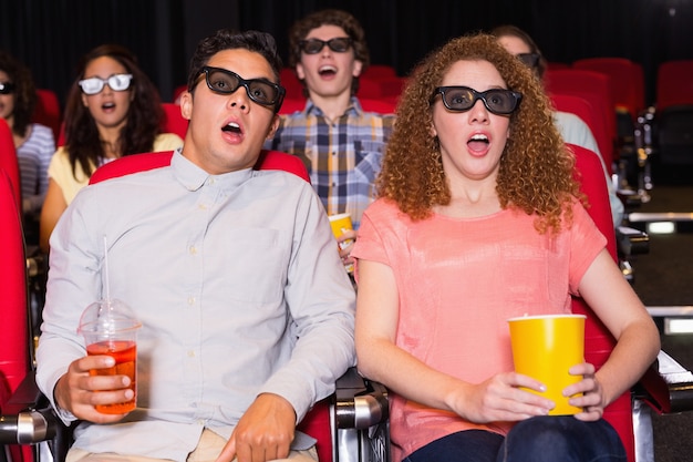 Jeunes amis en regardant un film en 3d