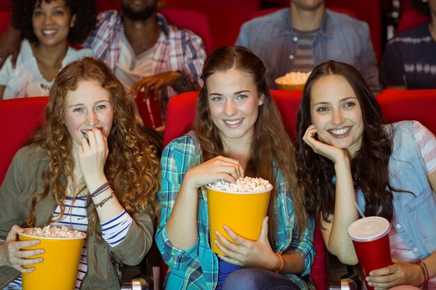 Jeunes amis en regardant un film