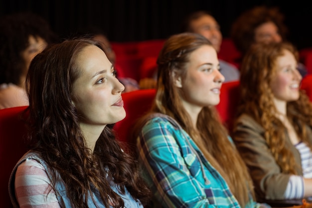 Jeunes amis en regardant un film