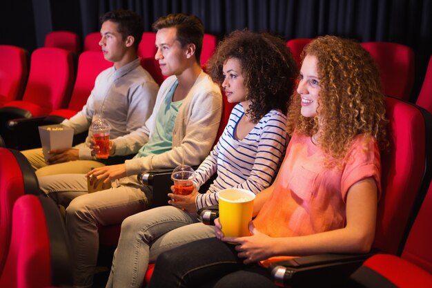 Jeunes amis en regardant un film