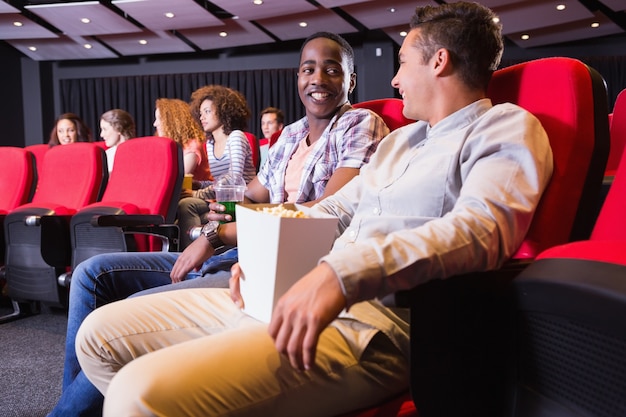 Jeunes amis en regardant un film