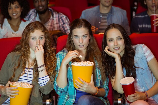 Jeunes amis en regardant un film