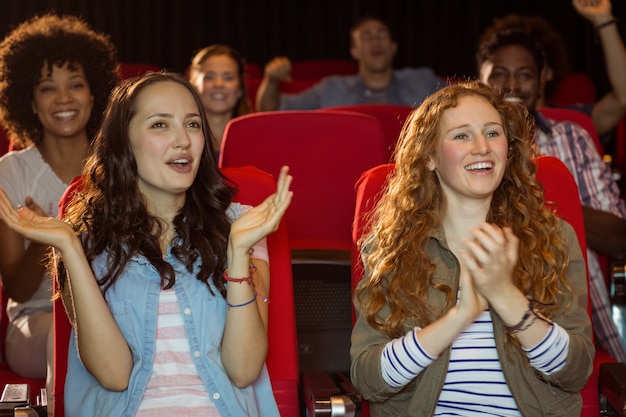 Jeunes amis en regardant un film