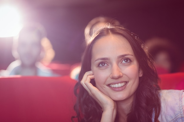 Photo jeunes amis en regardant un film