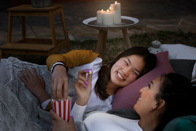 Jeunes amis s'amusant au cinéma en plein air