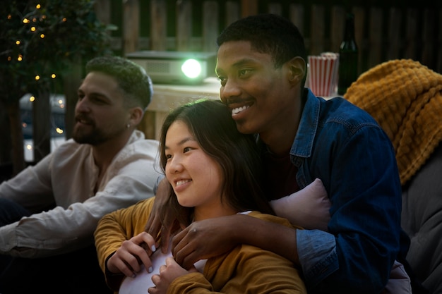 Photo jeunes amis s'amusant au cinéma en plein air