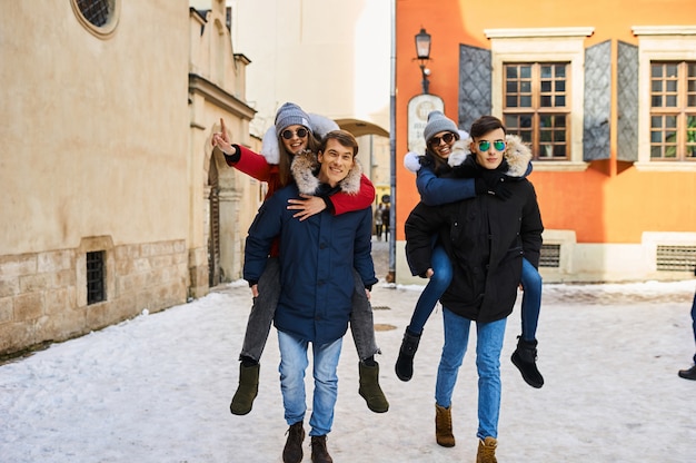 Jeunes amis s&#39;amusant à l&#39;extérieur en hiver