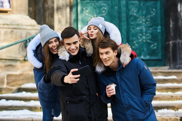 Jeunes amis s&#39;amusant à l&#39;extérieur en hiver