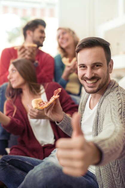 Jeunes amis s'amusant à la maison