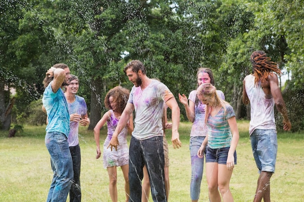 Jeunes amis s&#39;amusant avec de la peinture en poudre