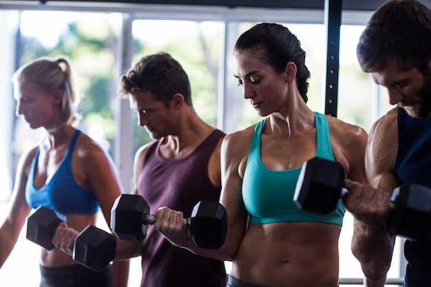 Jeunes amis, tenue, haltères, dans, gymnase