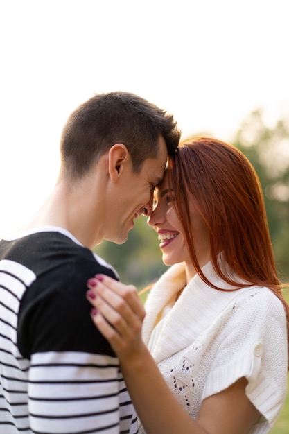 Jeunes amoureux homme et femme dans le parc en automne