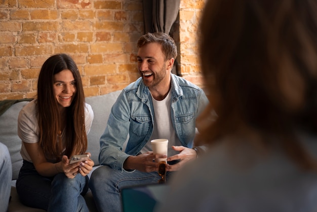 Photo jeunes à angle élevé dans une auberge