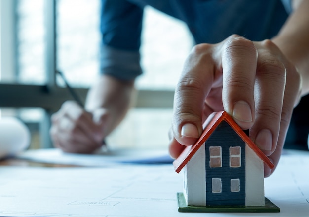 Les jeunes architectes préparent un plan de maison