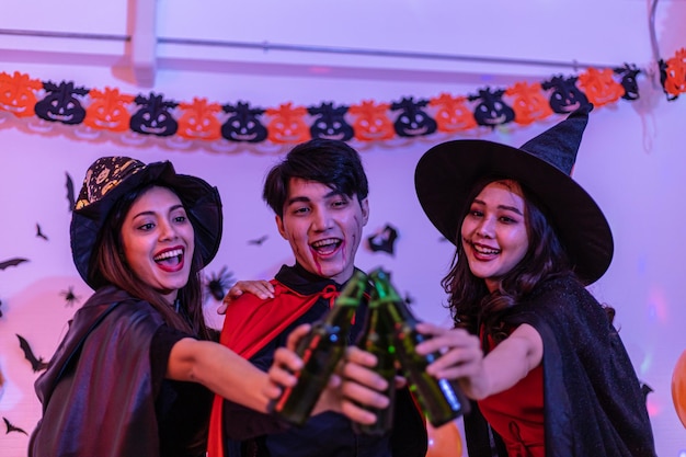 Jeunes asiatiques en costumes célébrant halloween Groupe d'amis s'amusant à la fête en boîte de nuit