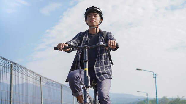 Jeunes asiatiques faisant du vélo au travail