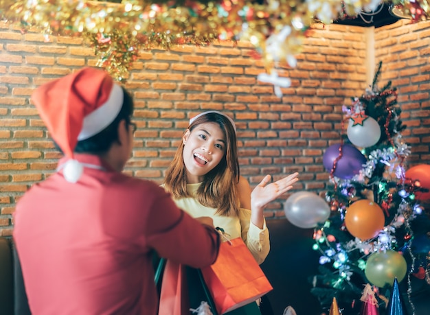 Les jeunes asiatiques sont heureux de recevoir des cadeaux la veille de Noël.