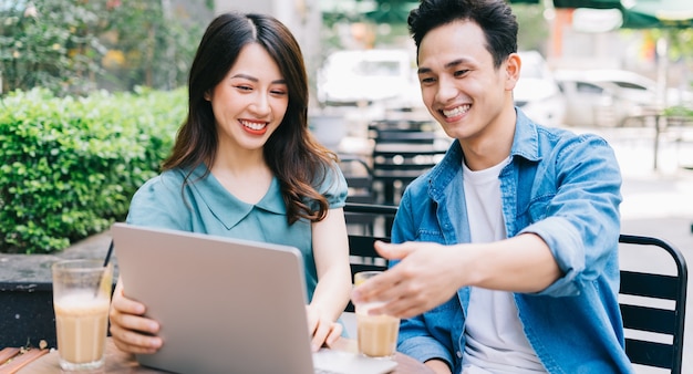 Jeunes asiatiques travaillant ensemble au café