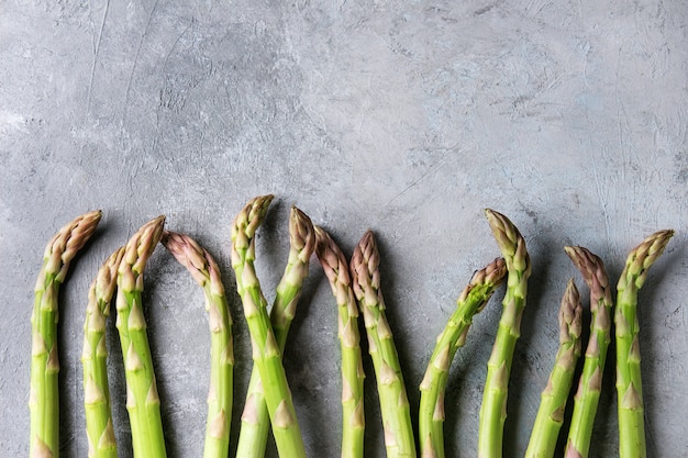 Jeunes asperges vertes