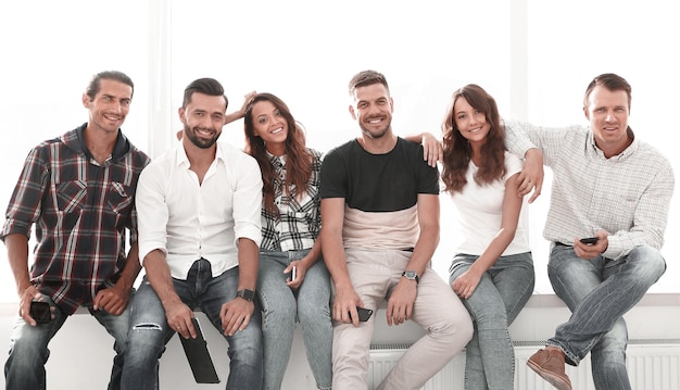 Jeunes assis sur le rebord de la fenêtre