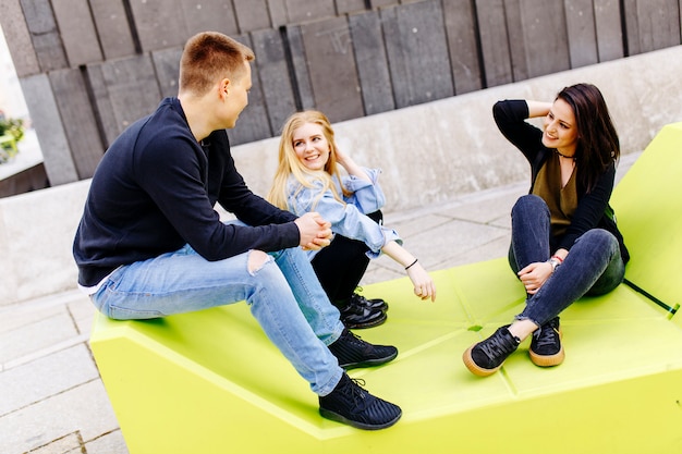 Jeunes assis sur les sièges du salon à Vienne