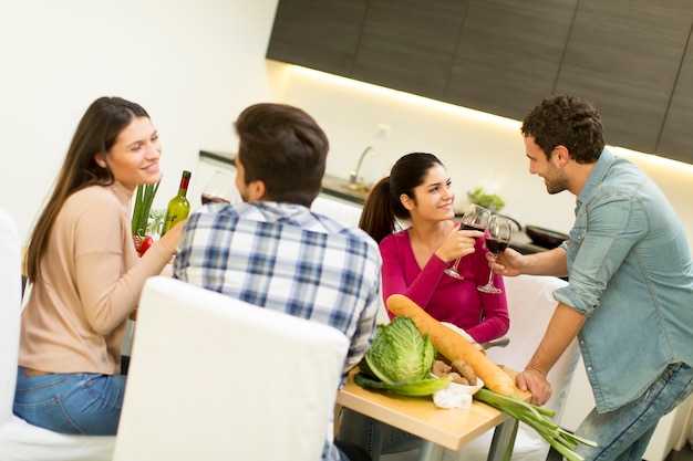 Jeunes assis à la table